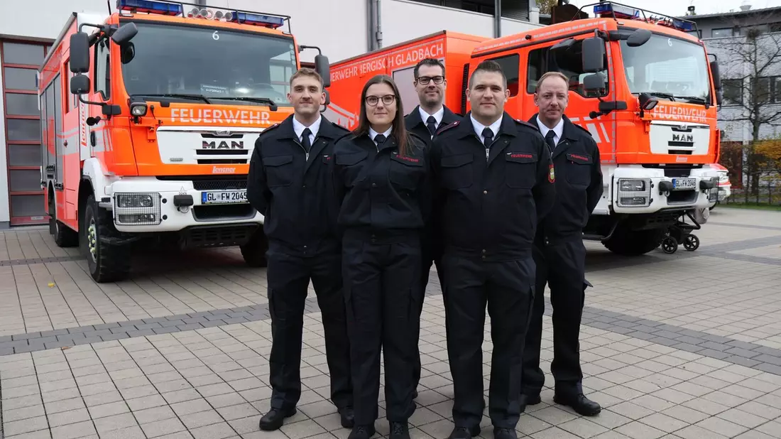 FW-GL: Erfolgreicher Abschluss, neue Laufbahnen und langjährige Treue: Feuerwehr Bergisch Gladbach feiert zahlreiche Ehrungen und Ernennungen - Bild: presseportal.de