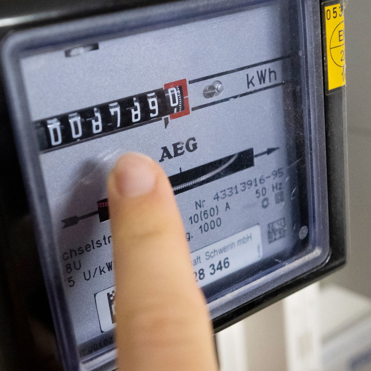 Stromkunden können mit Entlastung bei Netzentgelten rechnen (Archivbild). - Foto: Philip Dulian/dpa