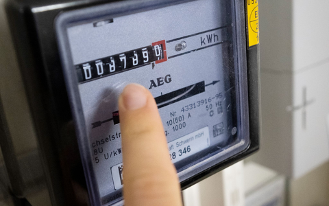 Stromkunden können mit Entlastung bei Netzentgelten rechnen (Archivbild). - Foto: Philip Dulian/dpa