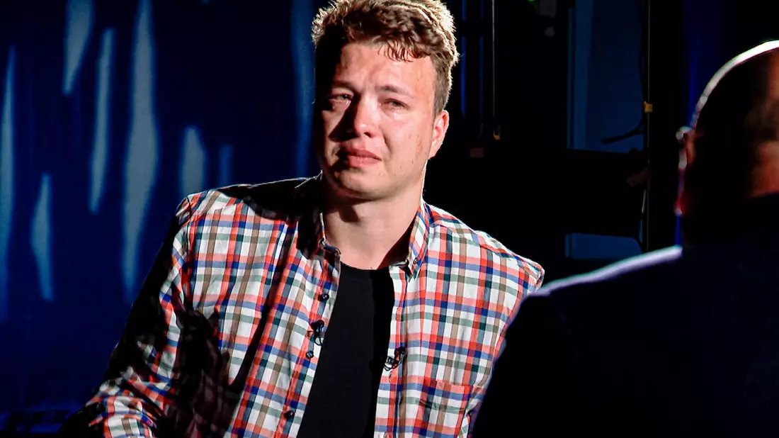 Der belarussische Blogger Roman Protassewitsch soll schon bei seiner Festnahme in einem in Minsk zur Landung gezwungenen Flugzeug für den Geheimdienst seiner Heimat gearbeitet haben. (Archivbild) - Bild: -/ONT Channel/AP/dpa