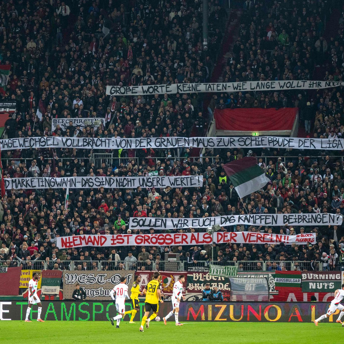 Die Augsburger Fans üben auf Spruchbändern Kritik am Weg der Vereinsführung mit Sandro Wagner. - Foto: David Inderlied/Kirchner-Media/dpa