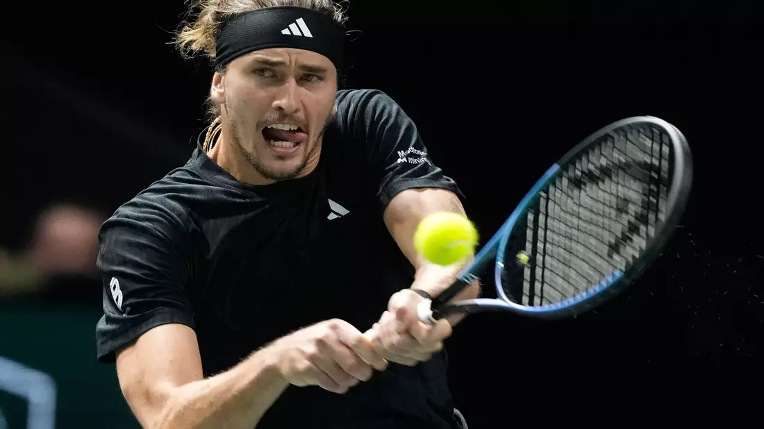Daniil Medwedew hilft Alexander Zverev (l) nach einem Sturz auf. - Bild: Michel Euler/AP/dpa