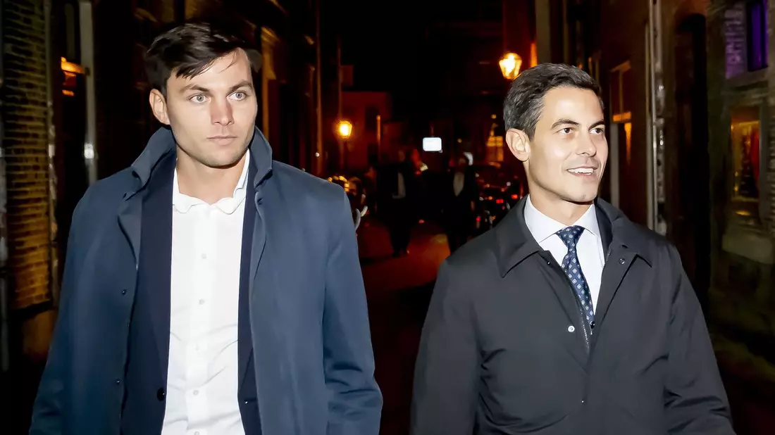 Rob Jetten (r), Vorsitzender der Partei D66, trat am Wahlabend mit seinem Verlobten Nicolás Keenan auf. - Bild: Robin Utrecht/ANP/dpa