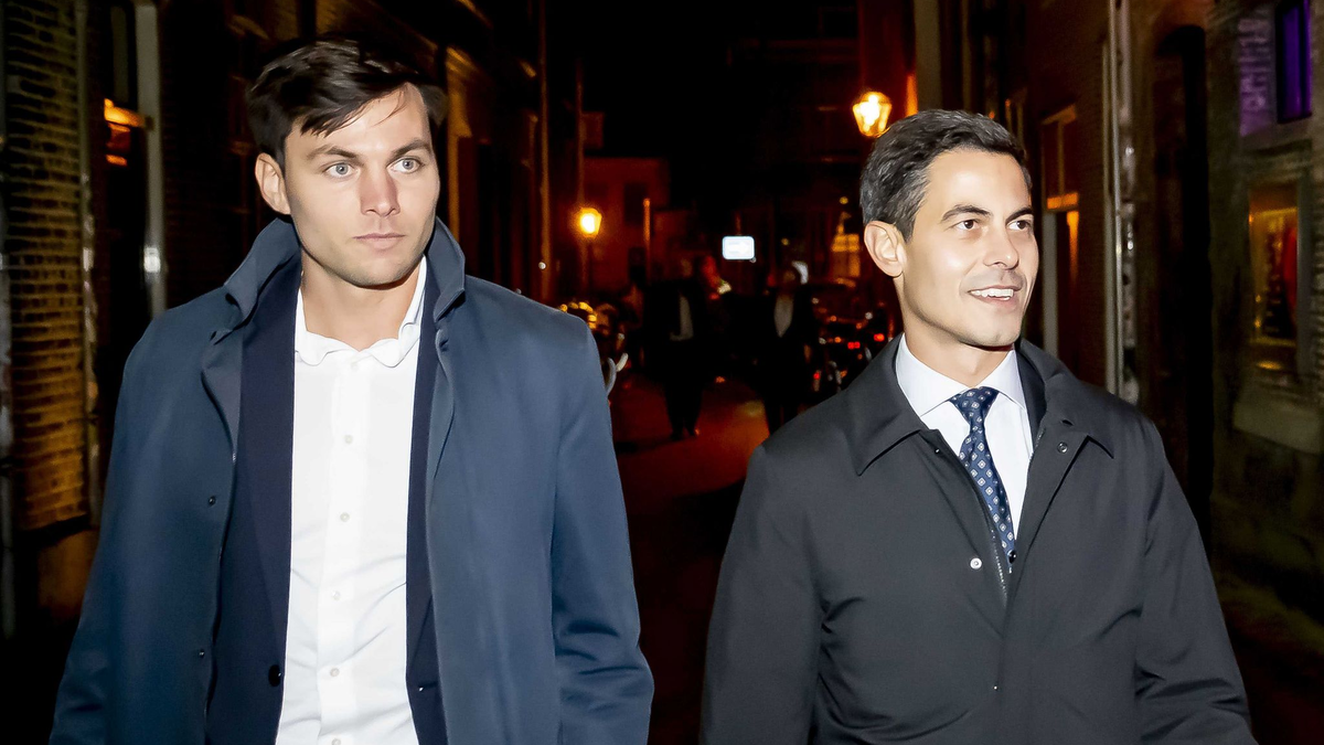 Rob Jetten (r), Vorsitzender der Partei D66, trat am Wahlabend mit seinem Verlobten Nicolás Keenan auf. - Foto: Robin Utrecht/ANP/dpa