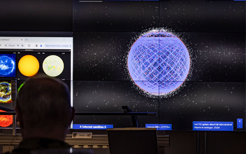 Die Menschen in Deutschland können sich inzwischen gut vorstellen, über eine Satellitenverbindung online zu sein. - Foto: Christoph Reichwein/dpa