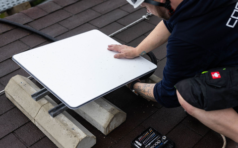 Mit Starlink ist die Firma SpaceX der weltweit bedeutendste Provider von Satelliteninternet. - Foto: Philipp von Ditfurth/dpa