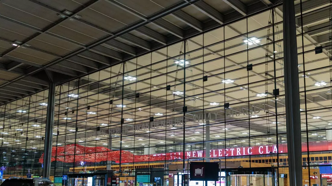 Der Flugverkehr wurde nach der Sichtung für knapp zwei Stunden eingestellt.  - Bild: Carsten Koall/dpa