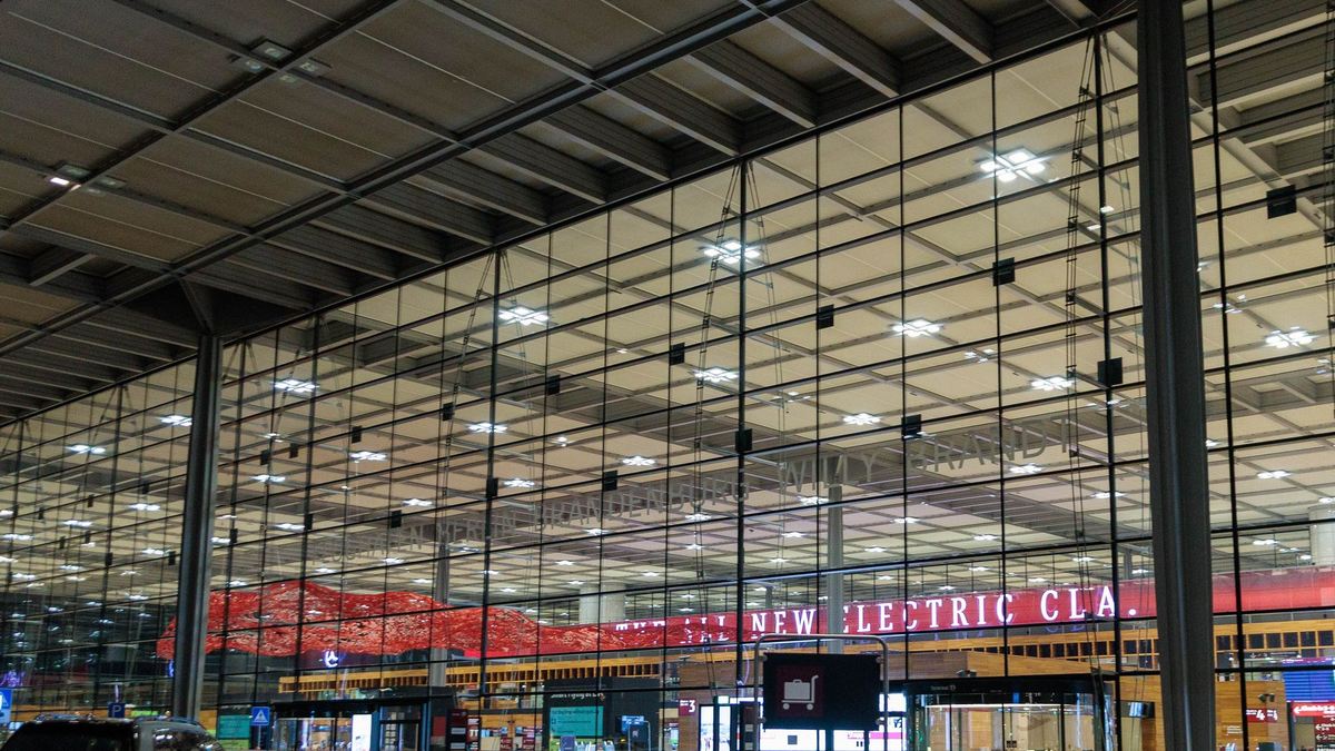 Wegen einer Drohnensichtung wurde der Flugbetrieb am BER zwischenzeitlich eingestellt.  - Foto: Carsten Koall/dpa