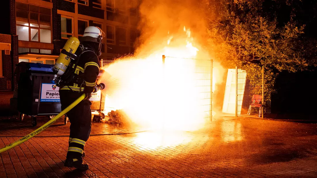 Polizei und Feuerwehr waren im Einsatz. - Bild: Daniel Bockwoldt/dpa