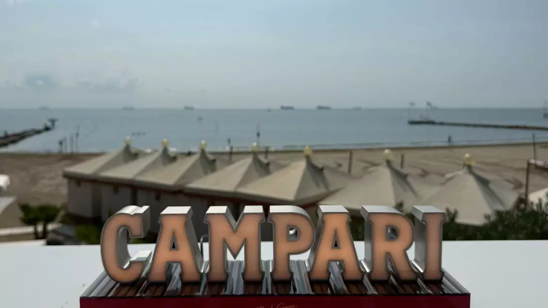 In Italien hat die Finanzpolizei Aktien des weltweit tätigen Likörherstellers Campari im Wert von 1,2 Milliarden Euro beschlagnahmt. - Bild: Christoph Sator/dpa