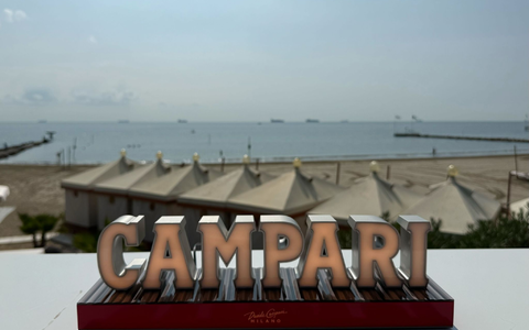 In Italien hat die Finanzpolizei Aktien des weltweit tätigen Likörherstellers Campari im Wert von 1,2 Milliarden Euro beschlagnahmt. - Foto: Christoph Sator/dpa