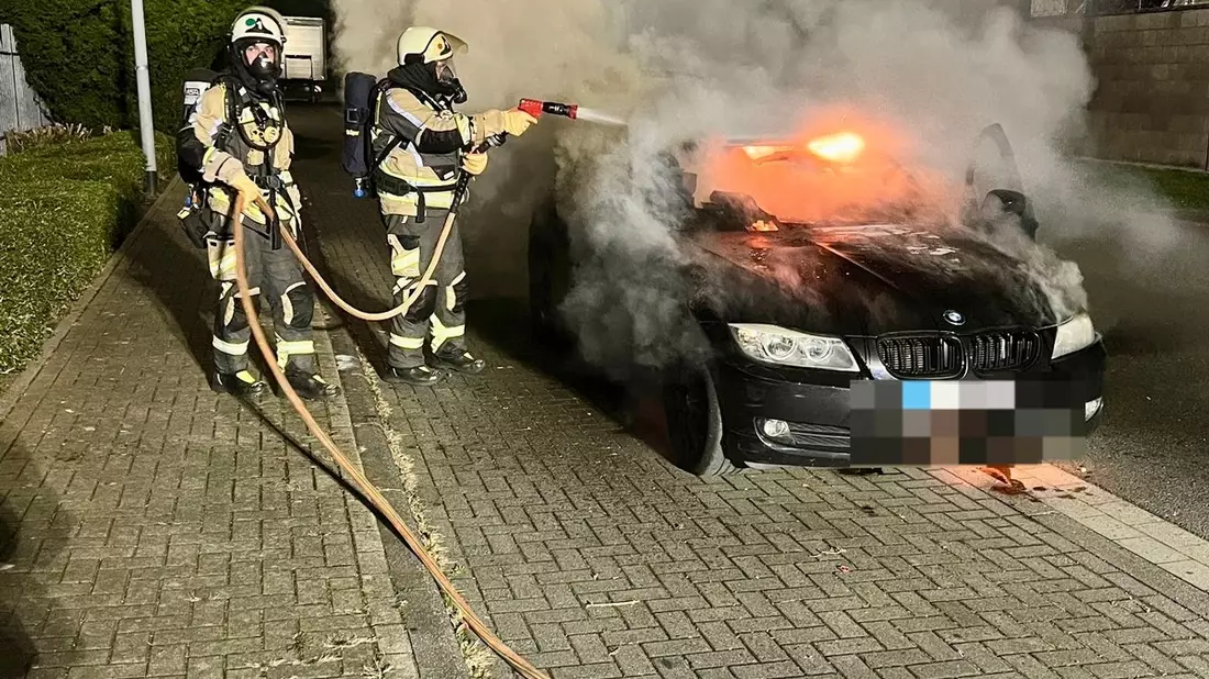 FW Hünxe: Pkw brennt in voller Ausdehnung - Bild: presseportal.de