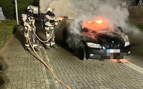 FW Hünxe: Pkw brennt in voller Ausdehnung - Foto: presseportal.de