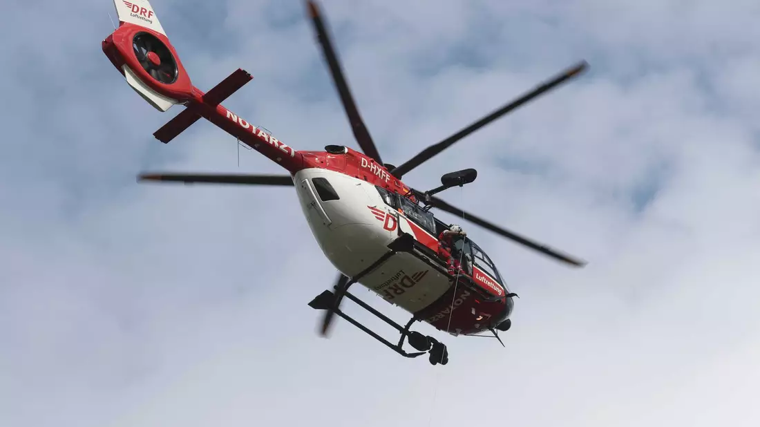 Ein Rettungshubschrauber flog zu dem Unfallort. (Symbolbild) - Bild: Bodo Schackow/dpa