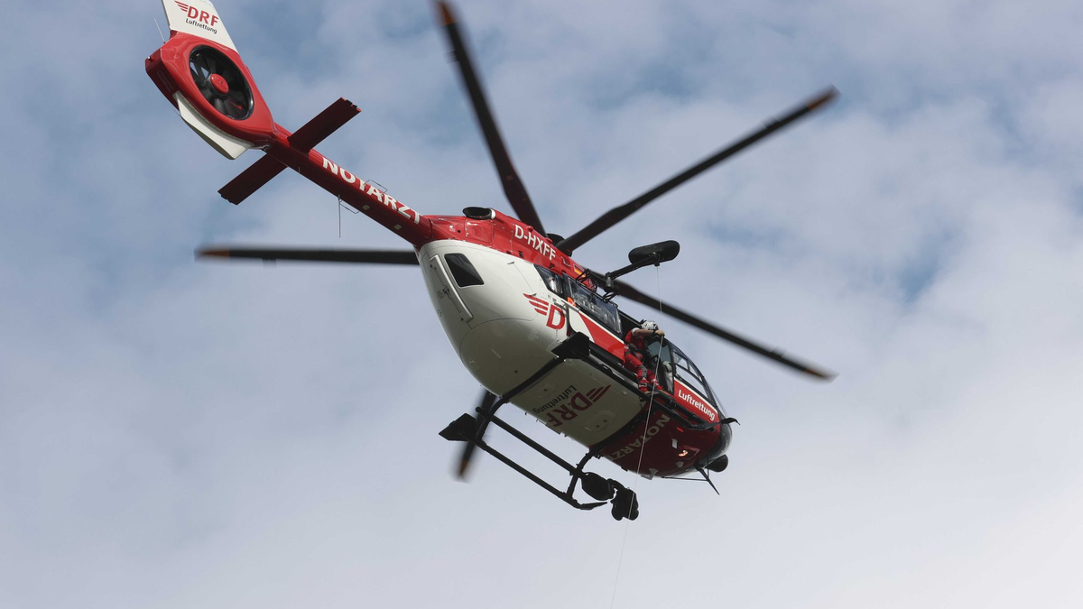 Ein Rettungshubschrauber flog zu dem Unfallort. (Symbolbild) - Foto: Bodo Schackow/dpa