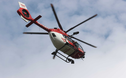 Ein Rettungshubschrauber flog zu dem Unfallort. (Symbolbild) - Foto: Bodo Schackow/dpa