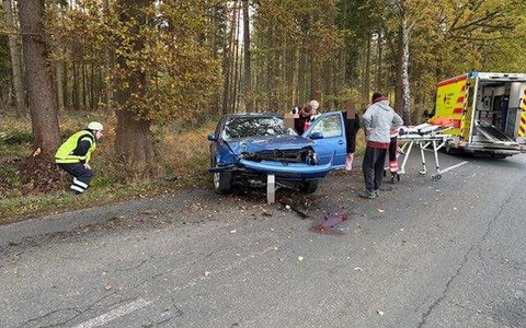 POL-STD: 18-jähriger Autofahrer gegen Baum geprallt und verletzt - Foto: presseportal.de