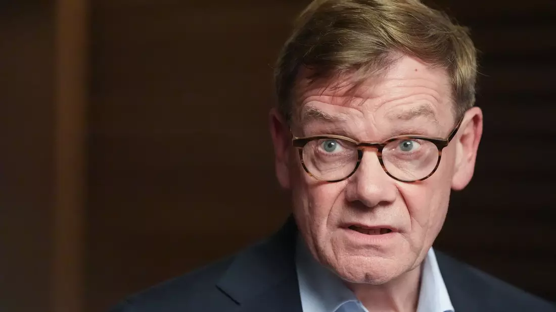 Außenminister Johann Wadephul (CDU) äußert sich in Tel Aviv nach einem Treffen mit seinem israelischen Amtskollegen Gideon Saar optimistisch zur weiteren Umsetzung des Nahost-Friedensprozesses. - Bild: Marcus Brandt/dpa