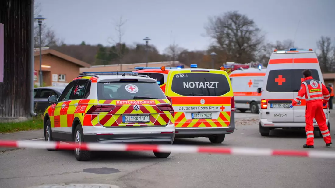 Mehrere Rettungskräfte eilten zu dem Unfallort. - Bild: Enrique Kaczor/onw-images/dpa