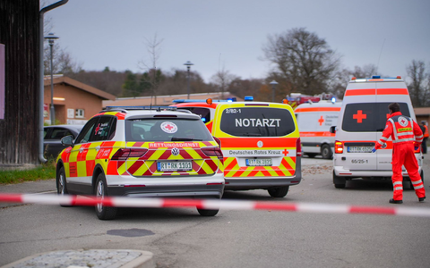 Mehrere Rettungskräfte eilten zu dem Unfallort. - Foto: Enrique Kaczor/onw-images/dpa