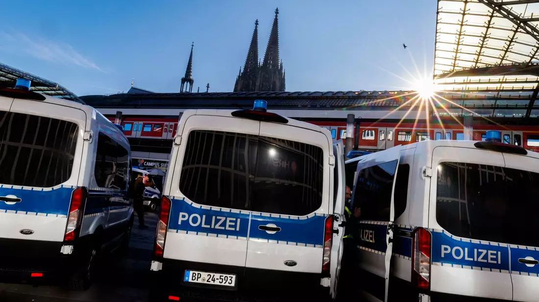 Am Kölner Bahnhof prügelten sich zahlreiche Fans von Schalke und Dortmund. (Archivbild) - Bild: Christoph Reichwein/dpa