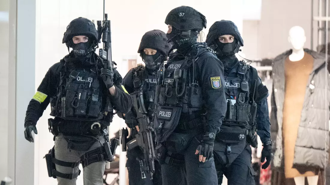 Besucher flohen, es gab Verletzte. Die Polizei sieht aktuell keine Gefahr mehr. - Bild: Boris Roessler/dpa