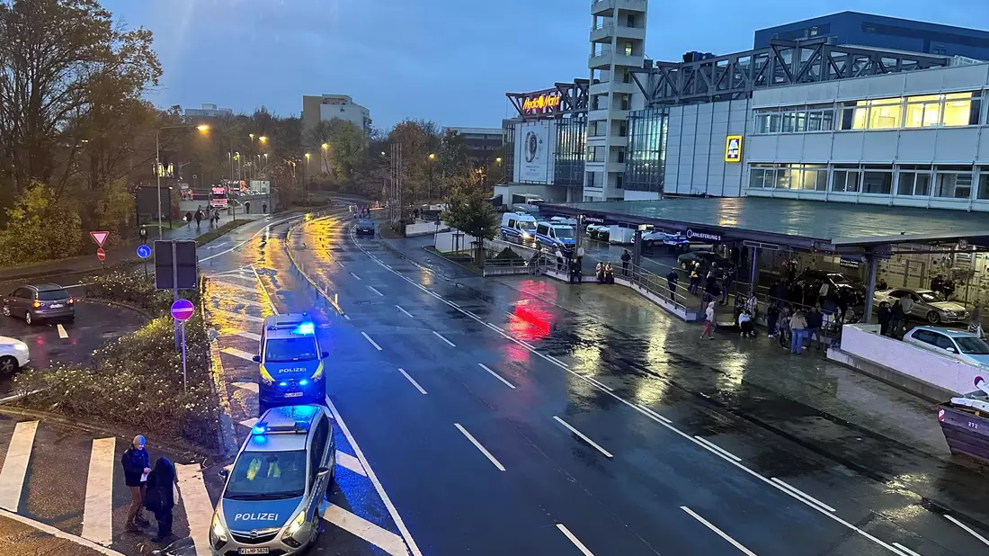 Zunächst konnte die Polizei nicht klären, ob es sich um Böllerlärm oder ein Schussgeräusch gehandelt hatte.  - Bild: Str./dpa