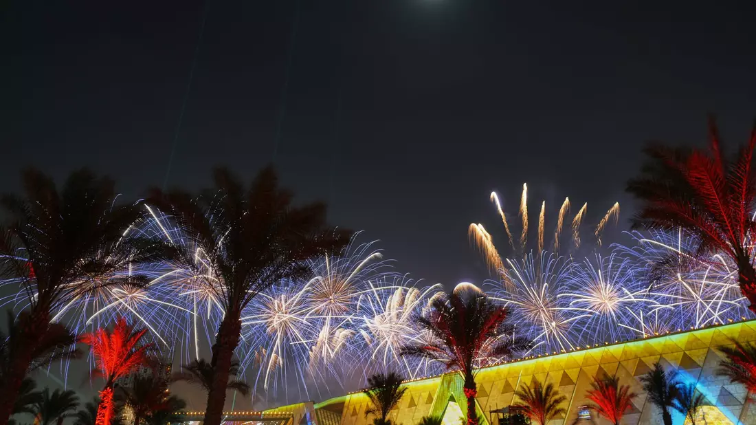 Für die Eröffnung gibt es eine große Musik- und Lichtshow und Feuerwerk. - Bild: Amr Nabil/AP/dpa