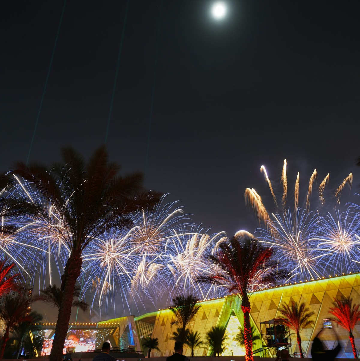 Für die Eröffnung gibt es eine große Musik- und Lichtshow und Feuerwerk. - Foto: Amr Nabil/AP/dpa