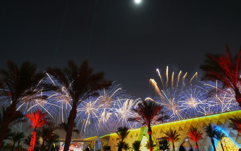 Für die Eröffnung gibt es eine große Musik- und Lichtshow und Feuerwerk. - Foto: Amr Nabil/AP/dpa