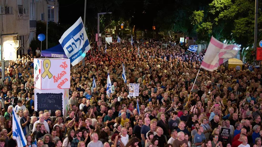 Schätzungen zufolge beteiligten sich etwa 150.000 Menschen an der Gedenkveranstaltung für den 1995 ermordeten damaligen israelischen Regierungschef Izchak Rabin. - Bild: Ariel Schalit/AP/dpa