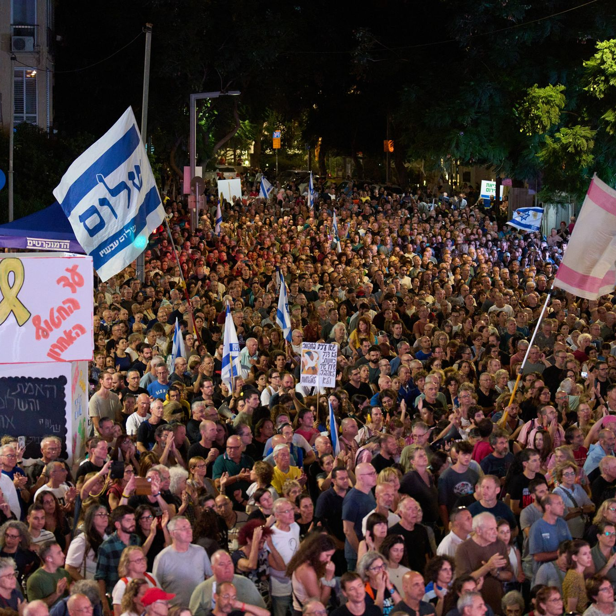 Schätzungen zufolge beteiligten sich etwa 150.000 Menschen an der Gedenkveranstaltung für den 1995 ermordeten damaligen israelischen Regierungschef Izchak Rabin. - Foto: Ariel Schalit/AP/dpa