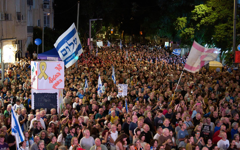 Schätzungen zufolge beteiligten sich etwa 150.000 Menschen an der Gedenkveranstaltung für den 1995 ermordeten damaligen israelischen Regierungschef Izchak Rabin. - Foto: Ariel Schalit/AP/dpa