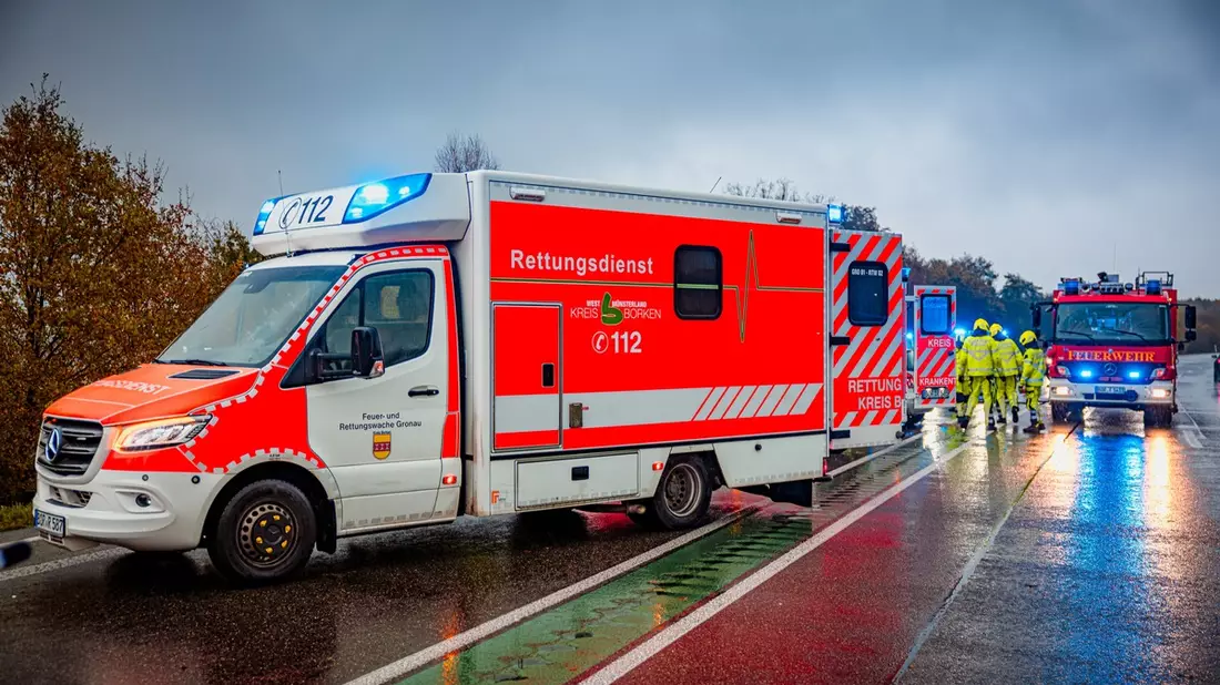 FW Gronau: Verkehrsunfall mit zwei Verletzten auf der B54 Richtung Niederlande - Bild: presseportal.de