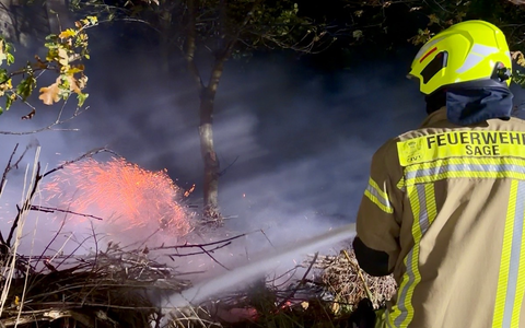 FW-OLL: Vegetationsbrand auf Nachbargrundstück von Mädchen der Jugendfeuerwehr gemeldet - Foto: presseportal.de