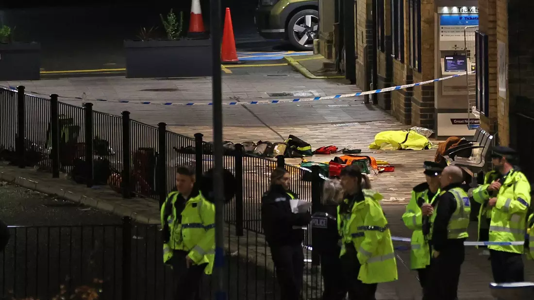 Mehrere Menschen sind bei einem Angriff in einem Zug in England verletzt worden. - Bild: Chris Radburn/PA Wire/dpa