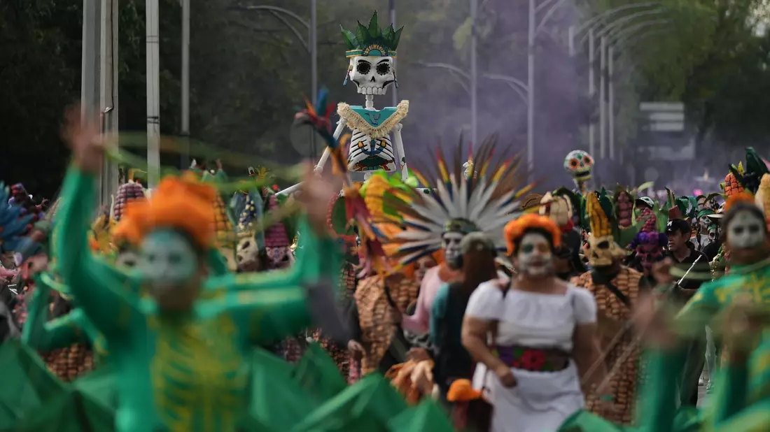Die Parade ist einem Umzug nachempfunden, der im James-Bond-Film «Spectre» von 2015 zu sehen war. - Bild: Claudia Rosel/AP/dpa