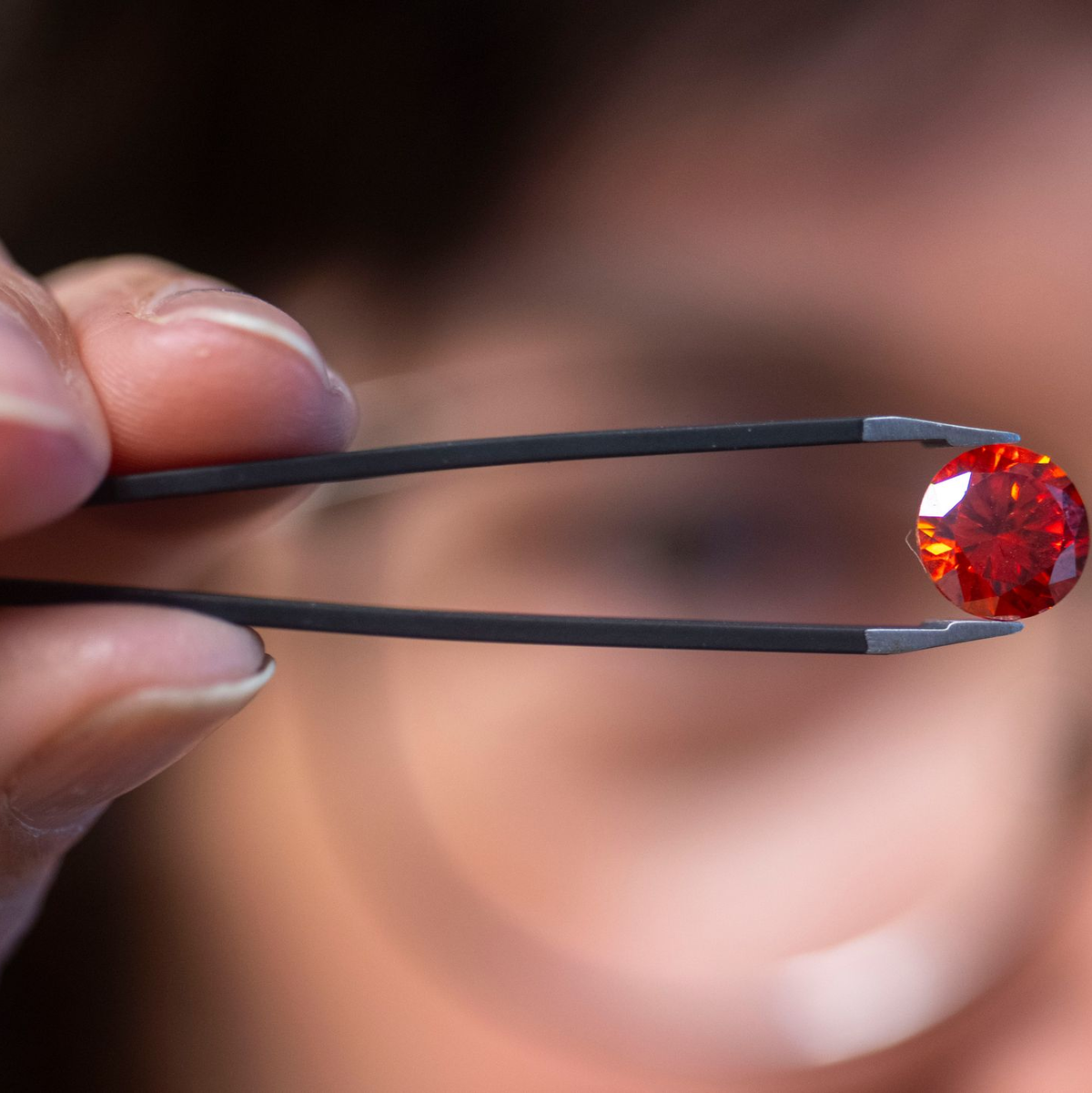 Diese Schmuckstücke sind günstiger als künstliche Diamanten. (Archivbild) - Foto: Harald Tittel/dpa