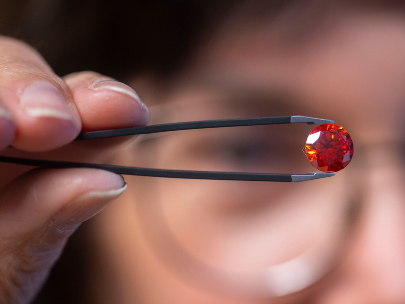 Diese Schmuckstücke sind günstiger als künstliche Diamanten. (Archivbild) - Foto: Harald Tittel/dpa