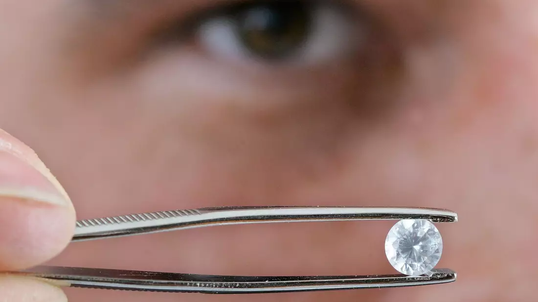 In zwei Bundesländern ist es erlaubt, einen Teil der Totenasche zu einem Diamanten zu verarbeiten. (Archivbild) - Bild: picture alliance / dpa