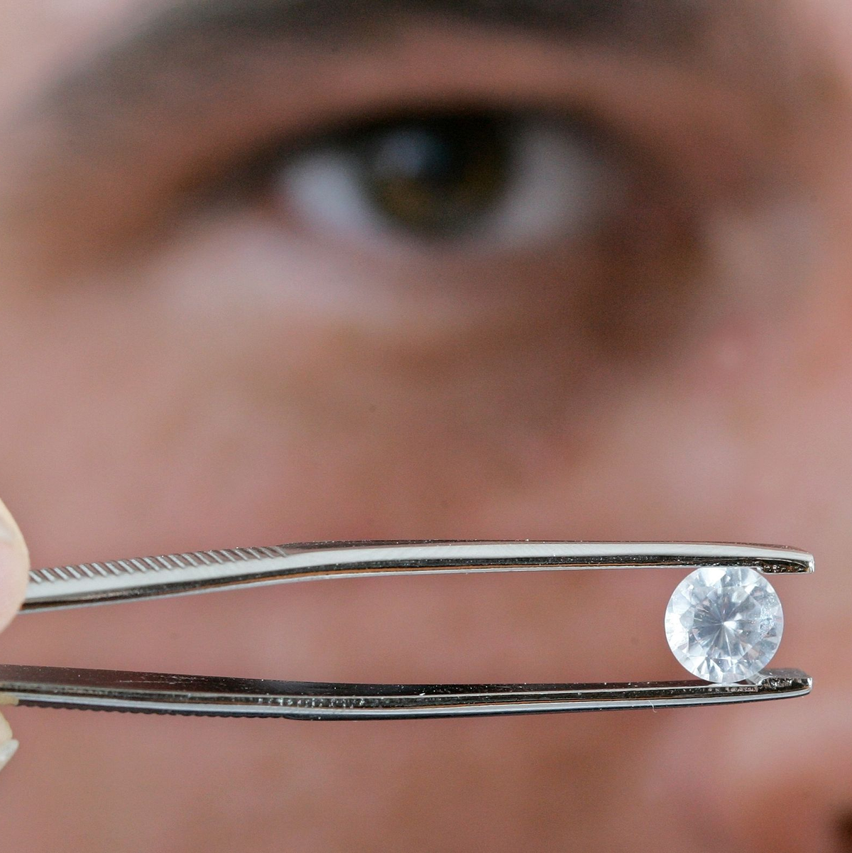 In zwei Bundesländern ist es erlaubt, einen Teil der Totenasche zu einem Diamanten zu verarbeiten. (Archivbild) - Foto: picture alliance / dpa