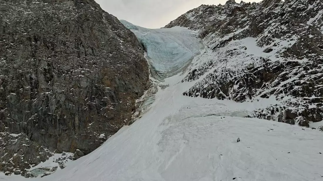 Die Urlauber wurden beim Aufstieg zur mehr als 3.500 Meter hohen Vertainspitze von der Schneelawine erfasst. - Bild: -/italienische Bergrettung/dpa