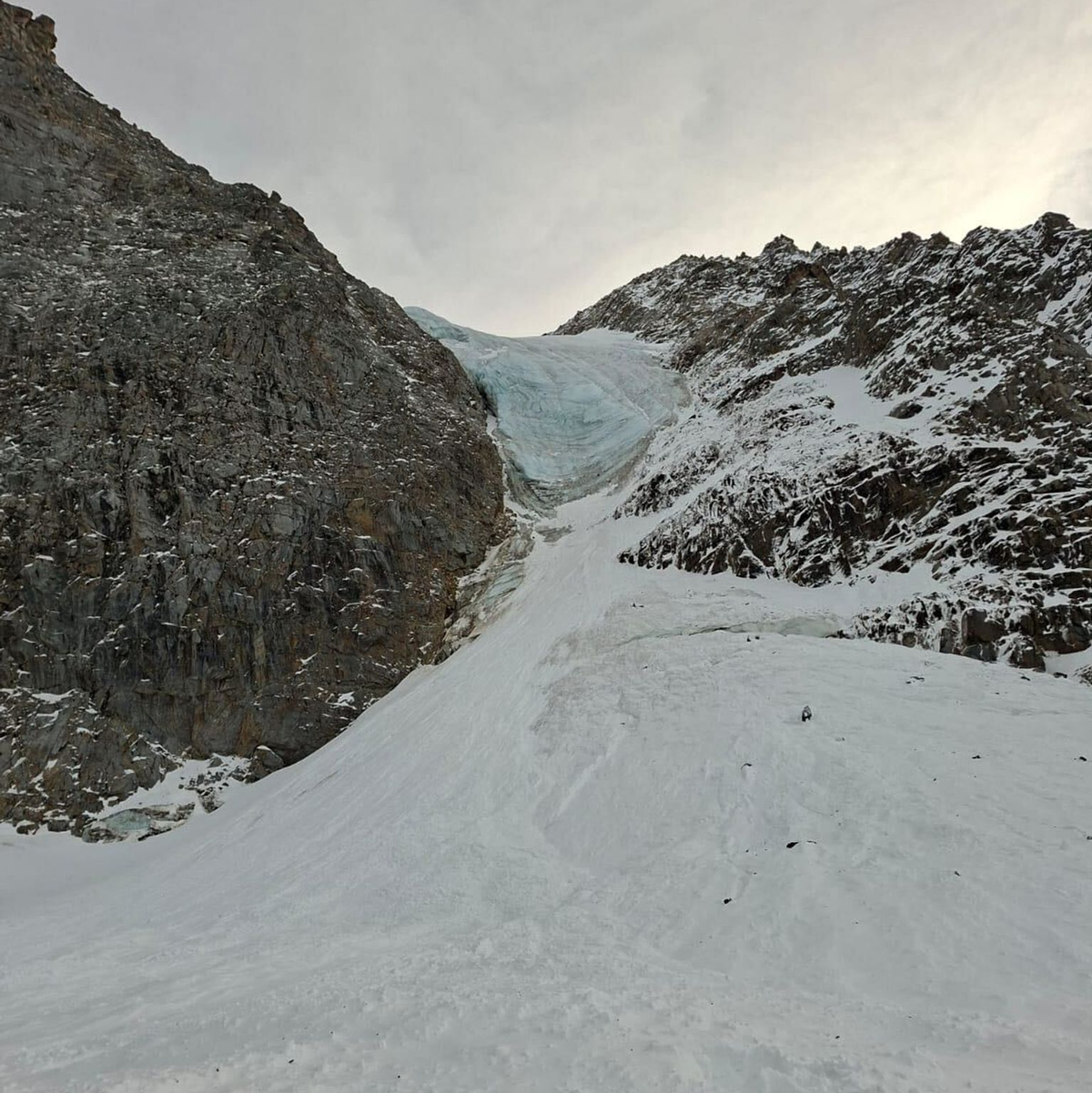 Die Urlauber sind beim Aufstieg zur mehr als 3.500 Meter hohen Vertainspitze von der Schneelawine erfasst worden. - Foto: -/italienische Bergrettung/dpa