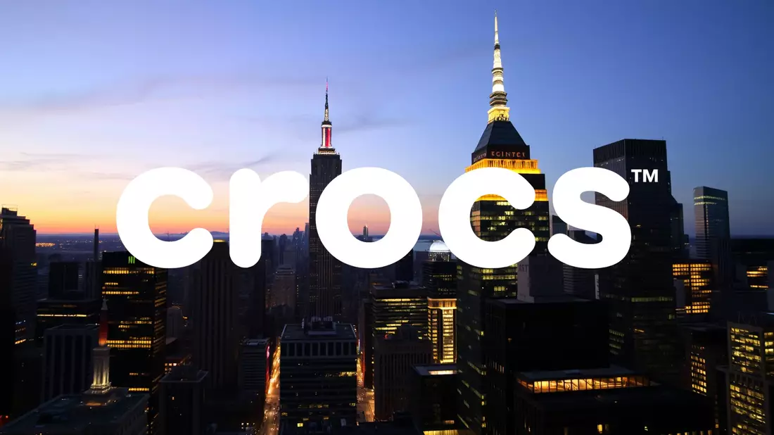 Crocs Stock Faces Critical Juncture Amid Diverging Signals Illustration mit AI erstellt übermittelt durch boerse-global.de