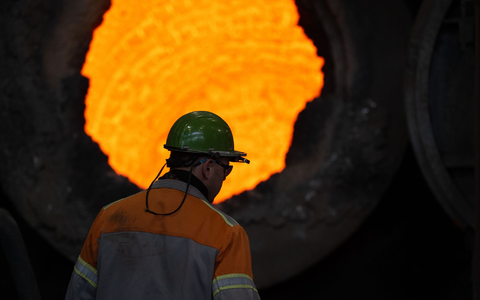 Branche in der Krise: Gestiegene Energiepreise, Billigimporte vor allem aus China, Kosten für den Umbau hin zu einer klimafreundlicheren Stahlproduktion sowie hohe US-Zölle bereiten der Stahlindustrie Probleme. (Archivbild) - Foto: Sebastian Kahnert/dpa
