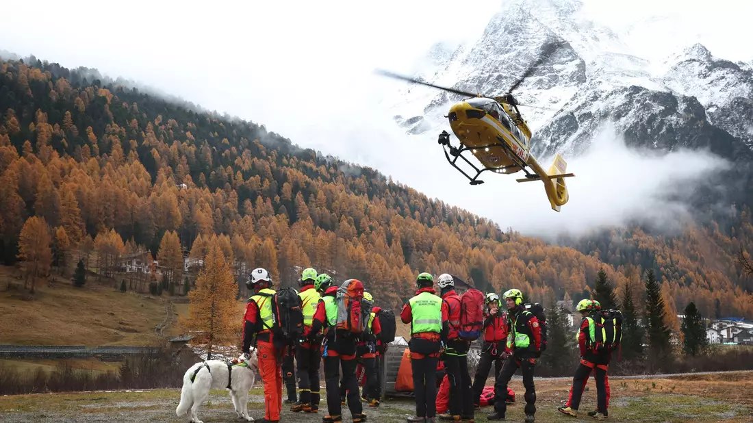 Zwei der Todesopfer werden zu einer Hütte getragen. - Bild: Karl-Josef Hildenbrand/dpa