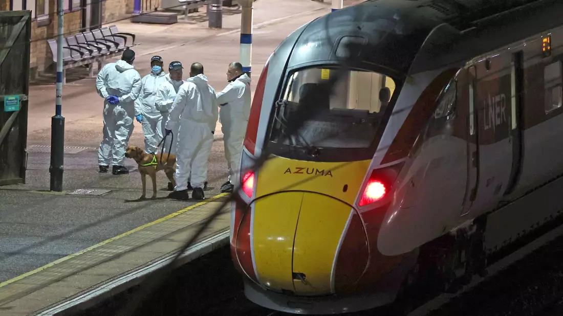 Ein Mitarbeiter der Bahn wurde bei dem Angriff zum Helden. - Bild: Chris Radburn/PA Wire/dpa