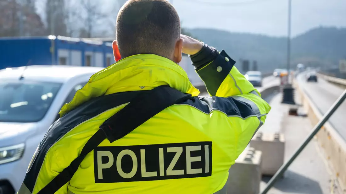 Binnengrenzkontrollen sind im Schengen-Raum eigentlich nicht vorgesehen. Bundesinnenminister Alexander Dobringt (CSU) will daran nach eigener Aussage aber vorerst festhalten. (Archivfoto) - Bild: Harald Tittel/dpa