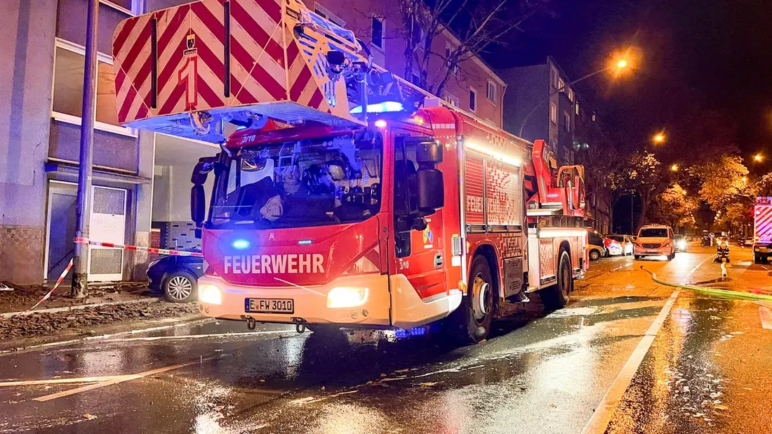 FW-E: Dachstuhlbrand in Mehrfamilienhaus - Feuerwehr Essen über Stunden im Einsatz - Bild: presseportal.de