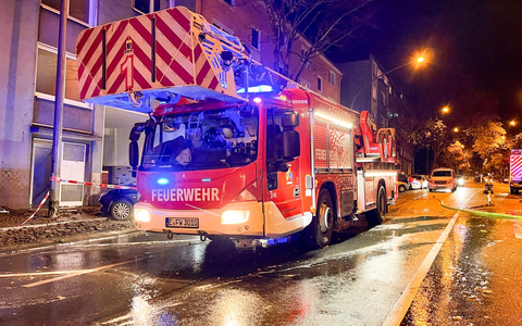 FW-E: Dachstuhlbrand in Mehrfamilienhaus - Feuerwehr Essen über Stunden im Einsatz - Foto: presseportal.de